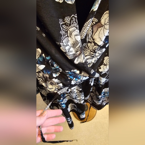 Ricki's Size Large Black/White/Blue Top that ties back! - Picture 3 of 4